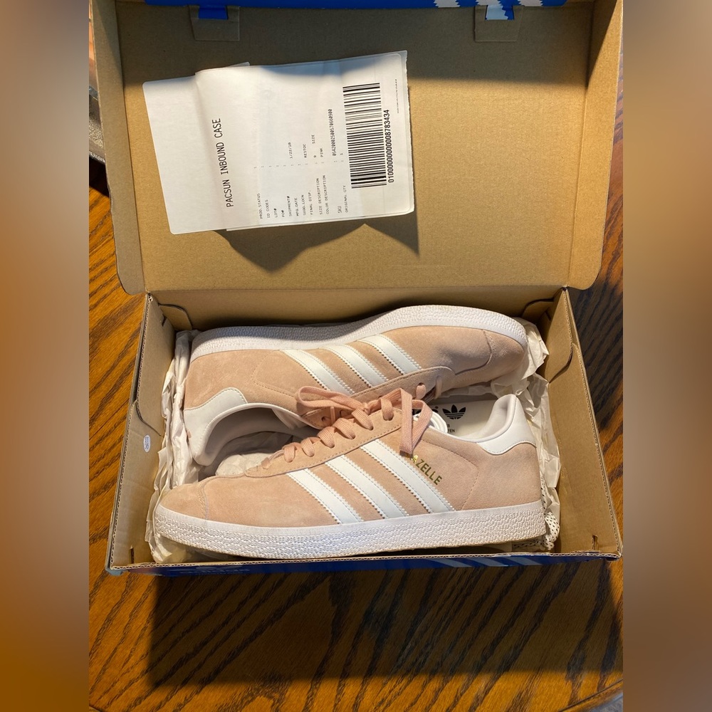 Adidas Gazelle size 9. Never worn.